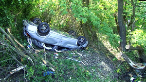 Rýchlu jazdu nezvládol. Vyletel z cesty a skončil s autom prevrátený v niekoľkometrovom zraze