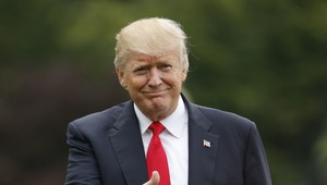 Moderátor CNN označil Trumpa na sociálnej sieti za kus h****. Televízia ho vyhodila