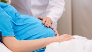 Tehotná Eva z Česka zomrela. Dieťa v nej stále rastie