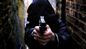 Streľba pred nájomným domom si vyžiadala dve obete, polícia stále pátra po páchateľovi