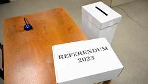 Konanie referenda je zatiaľ bez problémov, prvé výsledky sa dajú očakávať ráno