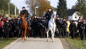 Utečenci sú zlatou baňou pre kšeftárov, za ilegálny prechod musia zaplatiť