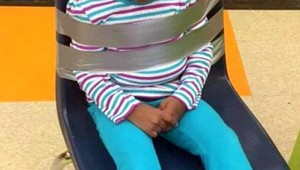 Učiteľka v škôlke prilepila dievča (4) páskou k stoličke. Pochválila sa tým na sociálnej sieti