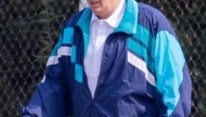 Zanedbaný pán v šušťákoch? Neuveríte, ktorý hollywoodsky herec sa za ním skrýva!