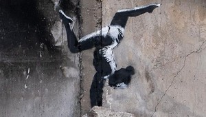 Banksy odhalil novú maľbu na múre zničenej budovy na Ukrajine