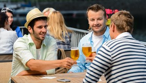 Policajti hľadali bežca (27), on medzitým popíjal v krčme