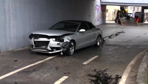 Rakúsky kabriolet sa rútil schodiskom v Bratislave. Zastavil ho až náraz do zábradlia. Vodič zmizol