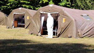 Vláda má plán pre prípad rozšírenia nákazlivého omikronu. V núdzových nemocniciach budú najmä medici