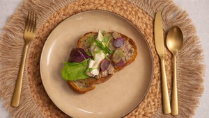 Chlebíčky s kačacou pečeňou a mozočkami