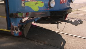 Hrozivé zábery z kamery: Električka v Bratislave zmietla zametacie auto