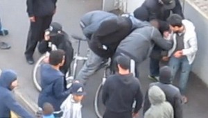 VIDEO: Výtržníci v Londýne okrádajú a vyzliekajú zranených