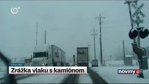 VIDEO: Vlak na priecestí zdemoloval kamión