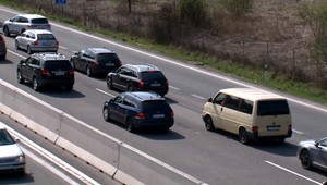 Polícia upozorňuje vodičov: Na R1 pri Nitre je rozsiahla policajná kolóna, nepredbiehajte ju