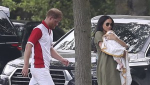 Harry a Meghan zobrali syna do krčmy