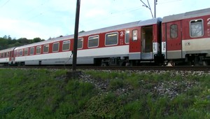 Mladík pod vplyvom alkoholu skočil pod vlak. Zázrakom prežil