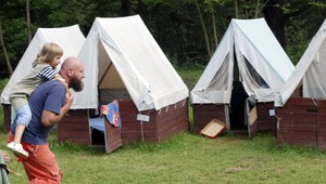 Opitý policajt vletel do tábora. Nabral stan s tromi deťmi!