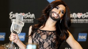 Fúzatá speváčka (25) šokovala svet!