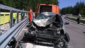 Motorkár (†55) nezvládol zákrutu, spadol z mosta