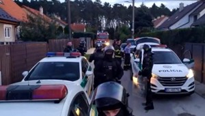 Obrovská bitka v osade v Plaveckom Štvrtku si vyžiadala niekoľko zranených. Schytali to aj policajti