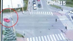 VIDEOZÁZNAM: Agresívny vodič vliekol muža na kapote 15 metrov!