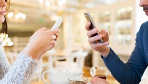 Pri jedle odložte mobily. Nedostatok dialógu vedie k vojnám, varuje pápež