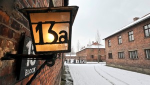 Študenti s Pavlom Frešom na exkurzii v koncentračnom tábore v Osvienčime