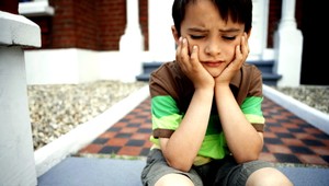 Chlapca (8) odobrali pre týranie. Matka tvrdí, naviedla ho babka