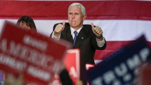 Lietadlo s  kandidátom na viceprezidenta zišlo z dráhy,  newyorské letisko uzavreli