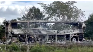 Pri zrážke autobusu s nákladným autom zahynulo najmenej 38 ľudí