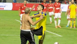 Peklo v Tel Avive! Fanúšik zasadil hviezde Maccabi dva tvrdé údery