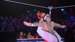 Zavesený ústami vo výške s nohami za hlavou: Aj takéto kúsky dokáže hadí muž!