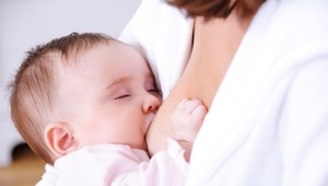 Pediatri varujú: Až každé piate dojča na Slovensku priskoro konzumuje kravské mlieko