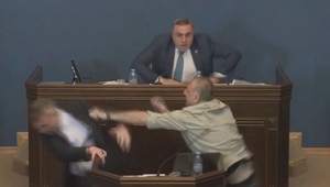 VIDEO: Bitka v parlamente. Medzi gruzínskymi poslancami padali rany