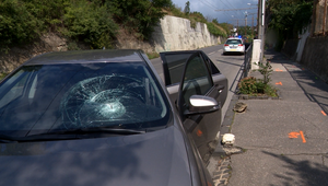 Strach, panika a obrovský šok! Besniaci muž hádzal kamene do áut za plnej premávky