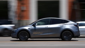 Tesle klesli predaje. V Európe čelí konkurencii