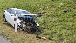 Mladá vodička zišla z cesty, narazila do betónového kanála