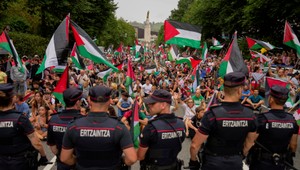 Vuelta sa mení na politické bojisko. Etapy narúšajú protesty, organizátori musia meniť trasu