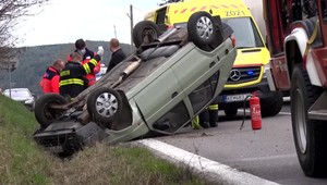 Hlavný ťah smerom do Trenčína zablokovala nehoda. Auto po náraze skončilo na streche