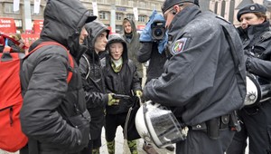 Podozriví utečenci či agresívni zločinci. Aj o tom je karneval v Kolíne