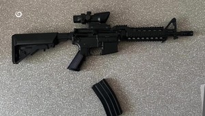 Fotografia ozbrojeného muža na balkóne vyvolala rozruch. Skončil v rukách polície