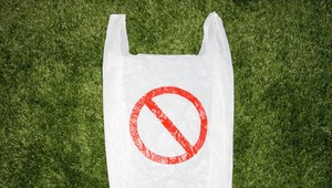 Slovák za rok minie 400 igelitiek, Dán 4. Ministerstvo to chce zmeniť