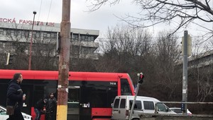 Doprava v bratislavskej Karlovke zostala ochromená. Auto sa zrazilo s električkou