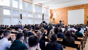 Učiteľ čelí hejtu pre odchod žiakov z prednášky s Ficom. Podľa riaditeľky konal v súlade s povinnosťami