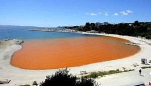 Chorvátske more zmenilo farbu, sčervenalo!