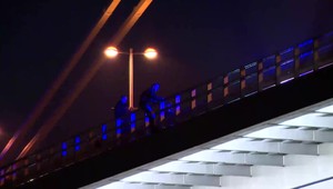 Policajti zachránili muža, ktorý chcel skočiť z Mosta SNP