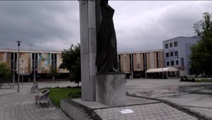 Socha pápeža sa v Snine rozpadá. Jej rekonštrukcia pohnevala ľudí