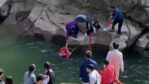 VIDEO: Britského diplomata oslavujú ako hrdinu, bez váhania zachránil život mladej študentky