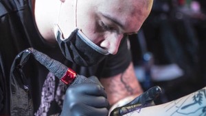 Kaderníci, kozmetičky áno, no tatéri nie. Tetovacie salóny stále nemôžu otvoriť