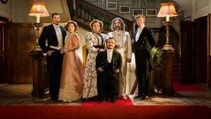 Herci detektívky 1890 trávili noc v kaštieli. Nahliadnite aj vy do zákulisia