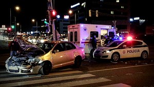 Zrážka polície a civilného auta v Bratislave, traja zranení